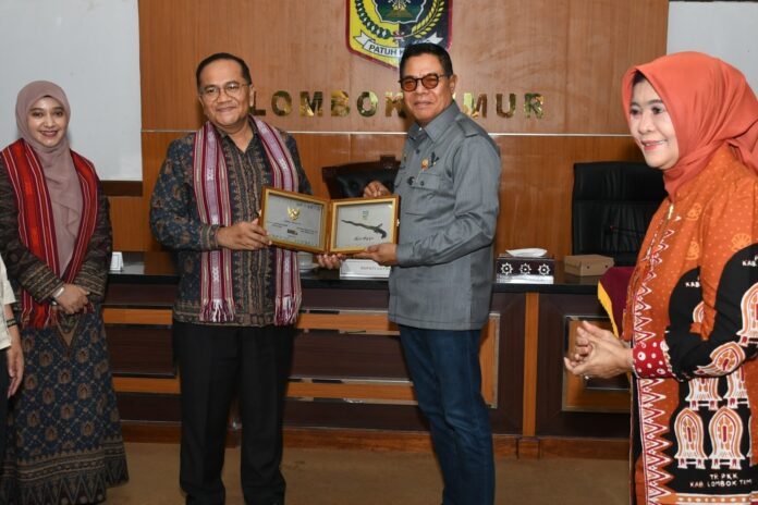 TERIMA KUNJUNGAN - Bupati Lotim, H. Haerul Warisin (tiga dari kiri) menerima kunjungan Wali Kota Jambi, H. Maulana, Selasa (22/9/2026).(Suara NTB/ist) Wali Kota Jambi Studi Tiru Pengembangan Pariwisata ke Lombok Timur