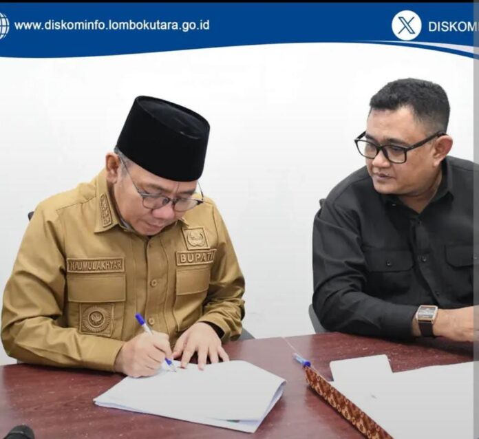DAMPINGI - Wabup KLU, Kusmalahadi Syamsuri (kanan) mendampingi Bupati KLU, H. Najmul Akhyar saat menandatangani kerja sama dengan PT PII, Selasa (22/9/2026).(Suara NTB/ist) Setelah APJ, Pemda KLU Isyaratkan KPBU Infrastruktur Jalan