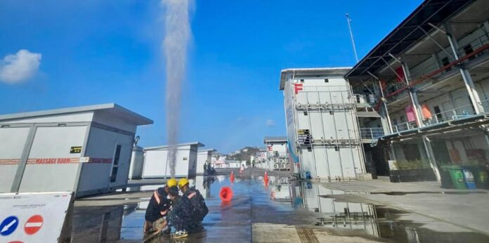 Petugas pemadam kebakaran menguji coba sistem proteksi keamanan dan fasilitas penanganan kebakaran di Sirkuit Mandalika pekan kemarin. (Suara NTB/ist) Jelang MotoGP, ITDC Pastikan Sistem Proteksi Kebakaran Sirkuit Mandalika Berfungsi