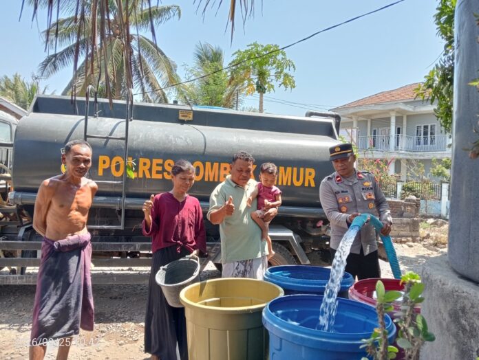 Polres Lotim Bantu Kurangi Beban Warga Jerowaru yang Krisis Air Bersih