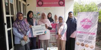 Srikandi PLN UIP Nusra Serahkan Bantuan Paket Usaha untuk UMKM Ibu Tunggal Penyerahan bantuan paket usaha oleh Srikandi PLN kepada Siti Arbaiyah, pemilik UMKM Arrendi.