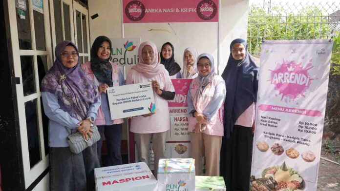 Penyerahan bantuan paket usaha oleh Srikandi PLN kepada Siti Arbaiyah, pemilik UMKM Arrendi. Penyerahan bantuan paket usaha oleh Srikandi PLN kepada Siti Arbaiyah, pemilik UMKM Arrendi.