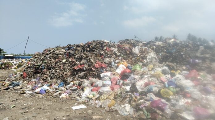 Pedagang Desak Pemkab Angkut Sampah Menggunung di Pasar Gunungsari