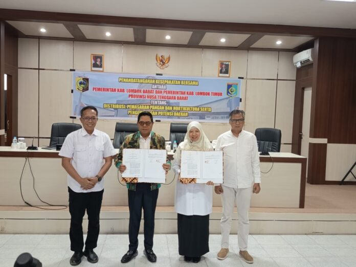 FOTO BERSAMA - Bupati Lotim, H. Haerul Warisin (dua dari kiri) berfoto bersama Wakil Bupati Lobar, Hj. Nurul Adha (tiga dari kiri) usai menandatangani kerja sama di bidang pertanian dan peternakan.(Suara NTB/rus) Tekan Inflasi, Lotim dan Lobar Perkuat Kerja Sama Bidang Pertanian