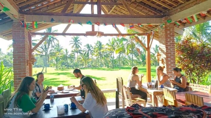 WISATAWAN - Aktivitas wisatawan di Trengwilis, Kecamatan Montong Gading, Lombok Timur. Wisatawan mulai menyerbu Lombok Timur yang ditandai dengan okupansi homestay mulai naik.(Suara NTB/ist) Wisatawan Serbu Lotim, Okupansi “Homestay” Tetebatu Mulai Naik