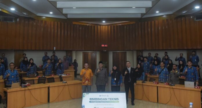 POSE BERSAMA - Kepala Diskominfotik NTB H. Ahsanul Halik pose bersama dengan peserta Bimbingan Teknis Peningkatan Kapasitas Produsen Data dengan tema “Data Berkualitas untuk Perencanaan Pembangunan yang Lebih Tepat dan Berdampak”, di Gedung Sangkareang, Kantor Gubernur NTB, Kamis (1/10/2026). (EKBIS NTB/ist) Data Berkualitas Jadi Fondasi Perencanaan Pembangunan NTB