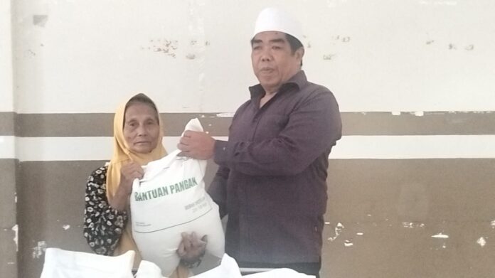 Tolak Kembalikan ke Pemerintah, Pemdes Merembu Bagikan Bapang ke Warga Miskin Tak Masuk Desil 1-4