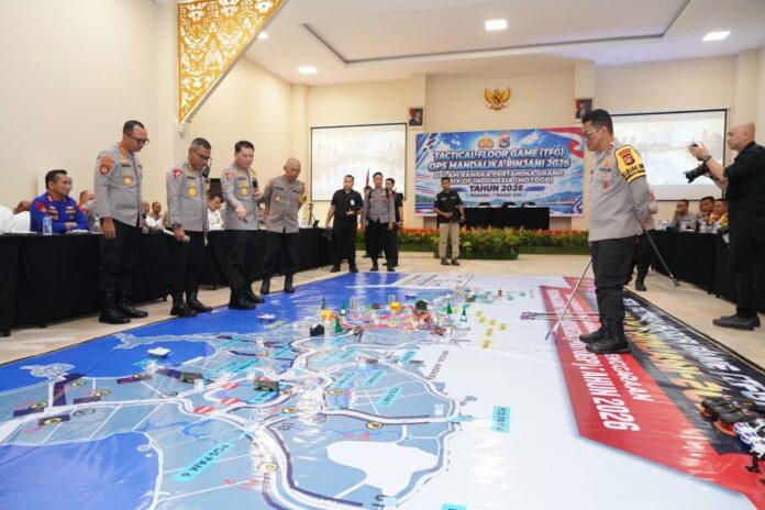 RAPAT - Asisten Utama (Astama) Bidang Operasi Kapolri Komjen Pol. Roycke Harry Langie memimpin rapat terkait pola pengamanan Pertamina Grand Prix of Indonesia, melalui TFG Operasi Mandalika Rinjani 2026 di Ball Room Raja Hotel, Kuta-Mandalika, Kamis (1/10/2026). (EKBIS NTB/ist) TFG Jelang MotoGP Mandalika, Astamaops Polri Soroti ‘’Call Sign’’ hingga Jalur Evakuasi