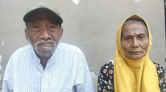 WARGA - Warga jompo di Desa Merembu, Lombok Barat tidak mendapatkan bantuan karena persoalan desil. Mereka diberikan Bapang melalui kebijakan pengganti dan tambahan oleh pemerintah desa setempat. (EKBIS NTB/her) Persoalan Data Desil di Lobar, Jompo Miskin di Desa Merembu Dicoret dari Penerima Bantuan