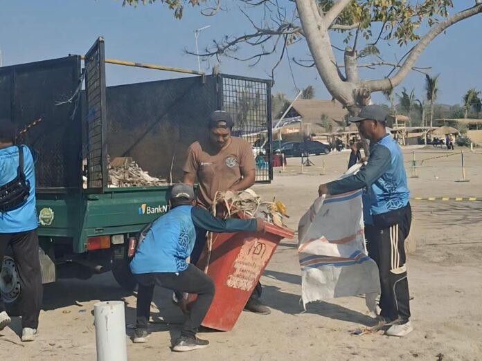 ASN Loteng turun bersih-bersih di kawasan Tanjung Aan, Desa Sengkol, Lombok Tengah untuk menyambut event MotoGP Mandalika 2026, Jumat (2/10/2026). (EKBIS NTB/ist) Sambut MotoGP MandalikaASN Loteng Bersihkan Kawasan Tanjung A'an