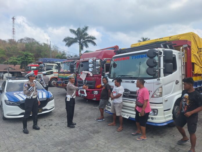 Jelang Event MotoGP Mandalika 2026, Polisi Patroli Jalur Logistik di Pelabuhan Lembar