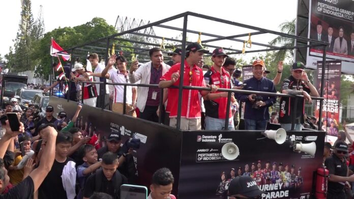 PARADE - Sejumlah pembalap di atas mobil melakukan Parade MotoGP Mandalika 2025 lalu di depan Taman Sangkareng (EKBIS NTB/pan) Pegawai Pemkot Mataram Diminta Meriahkan Parade Pembalap MotoGP 2026
