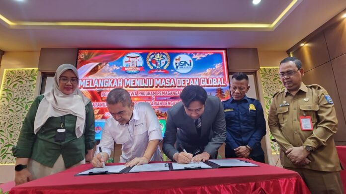 (EKBIS NTB/bul) TANDAT ANGAN KERJA SAMA - Direktur Utama Bank NTB Syariah, Nazaruddin (kiri), melakukan penandatanganan kerjasama dengan Direktur LPK Bali Tosha Lombok Kochi, Abdurrahman, disaksikan Kepala Dinas Tenaga Kerja dan Transmigrasi (Nakertrans) NTB, Dr. Aidy Furqan, bersamaan dengan pelepasan sebanyak 21 peserta magang ke Jepang, Senin, 5 Oktober 2026. Perdana, Bank NTB Syariah Biayai Ongkos Pekerja ke Jepang dengan Skema KUR