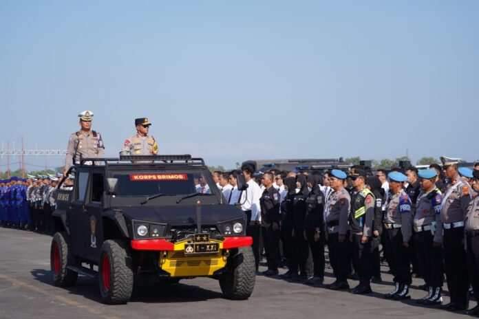 PERIKSA PASUKAN - Kapolda NTB Irjen Pol. Kalingga Rendra Raharja memeriksa pasukan pada Apel Gelar Pasukan Operasi Mandalika Rinjani 2026 di Eks Bandara Selaparang, Mataram, Senin (5/10/2026). (EKBIS NTB/ist) 2.678 Personel DikerahkanKapolda NTB Pimpin Apel Ops Mandalika Rinjani 2026 Amankan MotoGP