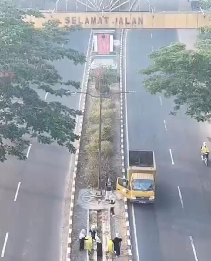 Persiapan Jelang MotoGP, DLH Lobar Korve Sampah di Jalur Strategis Bypass Menuju Bandara