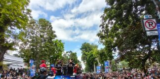 Ratusan Warga Padati Taman Sangkareang Saksikan Parade Riders MotoGP Mandalika 2026 Ratusan Warga Padati Taman Sangkareng Saksikan Parade Riders MotoGP Mandalika 2026