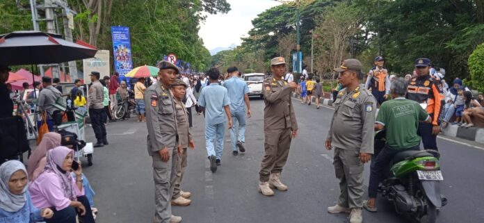 AMANKAN - Anggota Satpol PP saat bertugas mengamankan Riders Parade MotoGP Mandalika 2026 di Teras Udayana. (Ekbis NTB/ist) Satpol PP NTB Turunkan 60 Personel Amankan Parade MotoGP