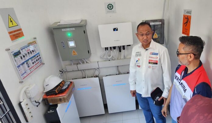 (EKBIS NTB/bul) TINJAU - Corporate Secretary PT Pertamina (Persero), Arya Dwi Paramita meninjau bantuan perangkat listrik dari surya untuk energi hijau di Desa Kuta, Kamis, 8 Oktober 2026. Pertamina Garap Ring I KEK Mandalika Kembangkan Ekonomi Sirkular
