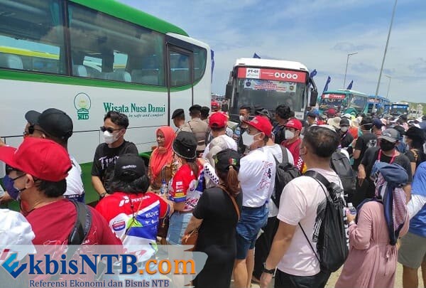 Shuttle bus yang disiapkan bagi penonton MotoGP yang sudah membeli tiket untuk menuju Sirkuit Mandalika. Tampak penonton naik shuttle bus saat menonton MotoGP tahun 2025 lalu. (EKBIS NTB/ist) MotoGP Mandalika 2026, Ini Lima Titik Shuttle Bus Gratis