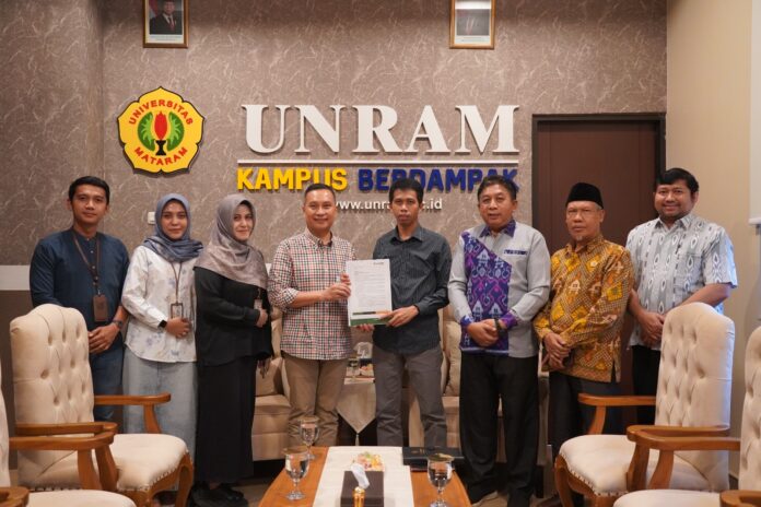 Dukung Pendidikan Generasi Muda NTB, Bank NTB Syariah Salurkan Beasiswa ke Mahasiswa Unram