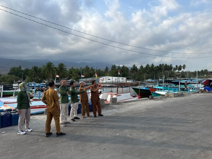 KUNJUNGI - Direktur Kepatuhan & Manajemen Risiko Bank NTB Syariah, Ferry Ardiansyah didampingi Branch Manager Bank NTB Syariah Kantor Cabang Selong, Alfian Irwan Adiguna berkunjung ke UPT Pelabuhan Perikanan Labuhan Lombok, Selasa (6/10). (EKBIS NTB/ist) Bank NTB Syariah Perkuat Sistem Penerimaan Daerah di Sektor Perikanan dan Kelautan