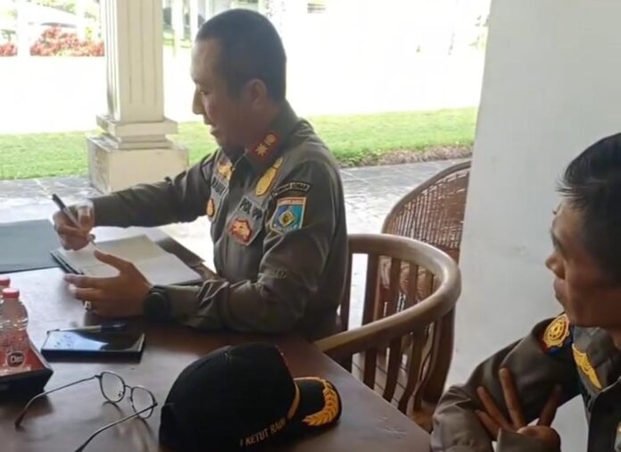 Kasatpol PP, I Ketut Rauh (kiri) bersama tim turun ke wajib pajak yang belum bayar pajak mencapati Rp1 miliar. (EKBIS NTB/ist) Pajak Capai Rp1 Miliar