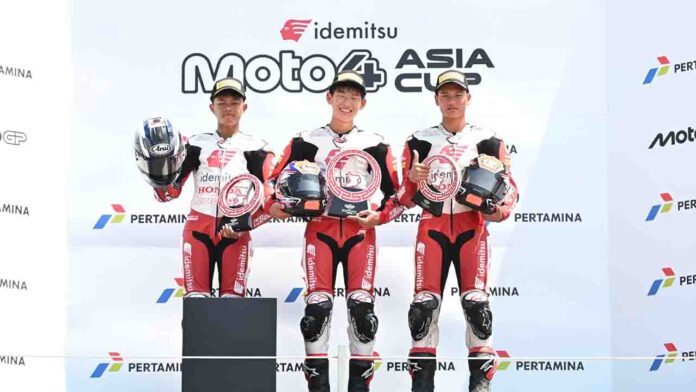 Pebalap binaan Astra Honda, Resky Yusuf Hermawan (kiri) meraih podium kedua pada Race 2 Idemitsu Moto4 Asia Cup (IM4AC) 2026 di Mandalika, Minggu (11/10).