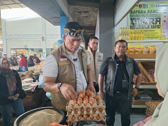Sidak Pasar Tradisional Mataram Harga Ayam Rp38 Ribu, Bulog Siapkan 150 Ribu Ton Jagung SPHP