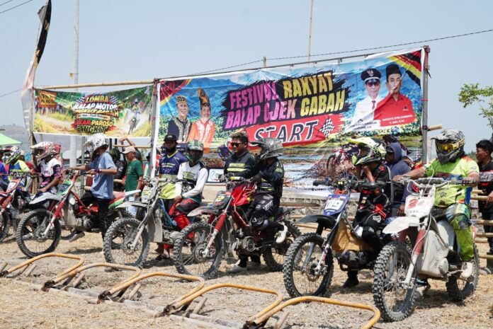 FESTIVAL OJEK GABAH - Nampak para peserta balap gabah saat mengambil ancang-ancang di garis star pekan kemarin. Pemkab Sumbawa merencanakan Festival Ojek Gabah menjadi kegiatan tahunan. (Ekbis NTB/ist) Festival Ojek Gabah akan Jadi Agenda Rutin Pemerintah
