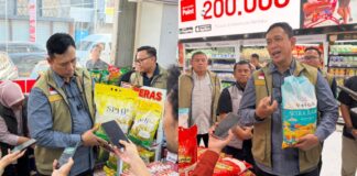 Dirut Perum Bulog Sidak Supermarket di Lombok, Pastikan Stok dan Harga Beras Aman
