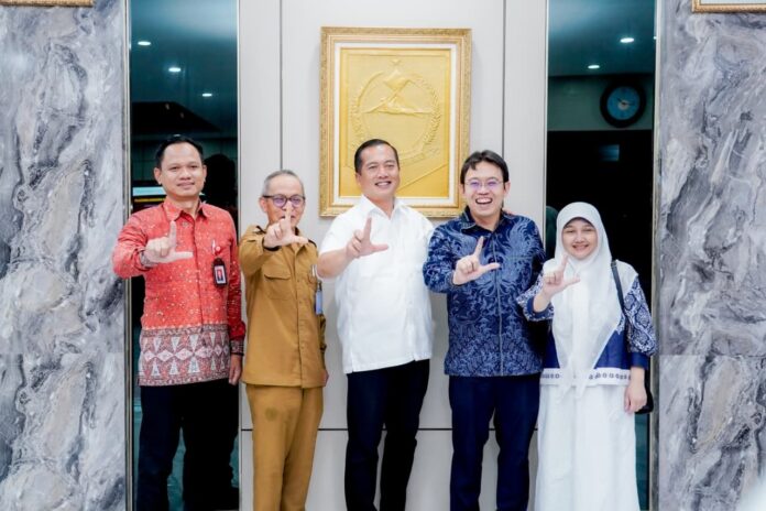 TERIMA - Gubernur NTB Lalu Muhamad Iqbal menerima silaturahmi sekaligus pamitan Kepala Otoritas Jasa Keuangan (OJK) Provinsi NTB Rudi Sulistyo, Selasa (13/10). (Ekbis NTB/ist) Gubernur NTB Tekankan Tata Kelola dan Keamanan Digital Bank NTB Syariah
