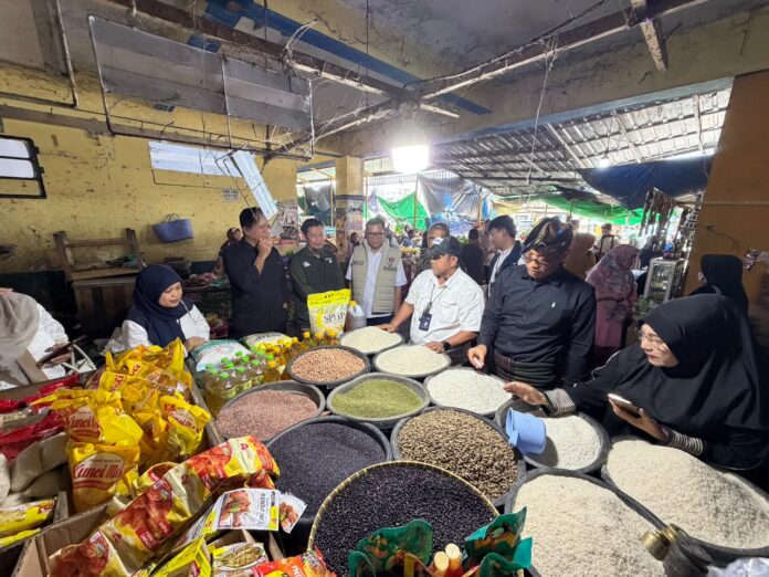 SIDAK - Sidak harga pangan oleh Bapanas dan Satgas Pangan NTB di pasar tradisional di Kota Mataram.(EKBIS NTB/bul) Bapanas Puji Harga Pangan di NTB Paling Stabil, Stok Beras Melimpah