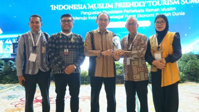 TERIMA - NTB meraih peringkat ketiga pada IMTI 2026, pada gelaran ISEF ke-13 yang diterima Sekda NTB Abul Chair dari Kementrian Pariwisata di JICC, Jumat (16/10/2026). (EKBIS NTB/ist) NTB Pertahankan Posisi Tiga Besar Nasional Pariwisata Ramah Muslim