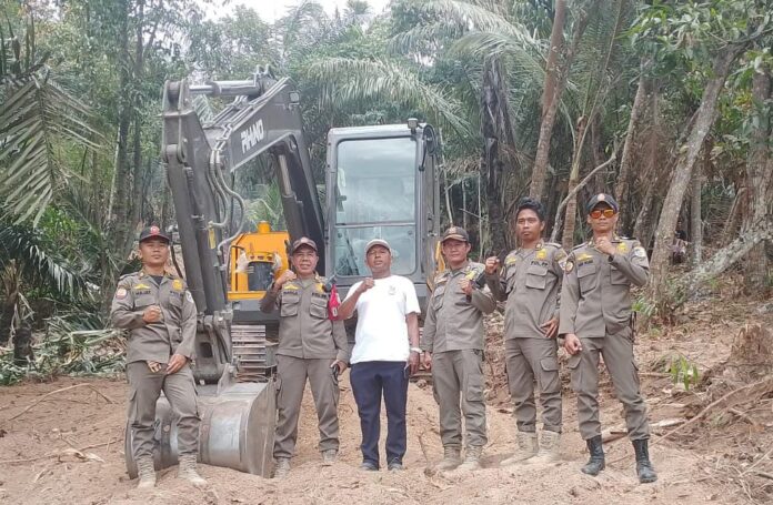 SETOP - Tim TRC Satpol PP Lobar berfoto bersama setelah menyetop aktivitas kaveling lahan di Bengkaung Kecamatan Batulayar, Lobar. (EKBIS NTB/ist) Satpol PP Lobar Setop Aktivitas Kaveling Diduga Belum Berizin