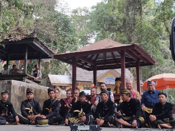 VISITASI - Tim dewan juri Wonderful Indonesia Award 2026 dari Kementerian Pariwisata didampingi jajaran Pemkab dan Pemprov NTB turun melakukan visitasi dan penilaian ke desa Sesaot, Sabtu (17/10/2026).(EKBIS NTB/ist) Sesaot Masuk 15 Besar “Wonderful Indonesia Award 2026