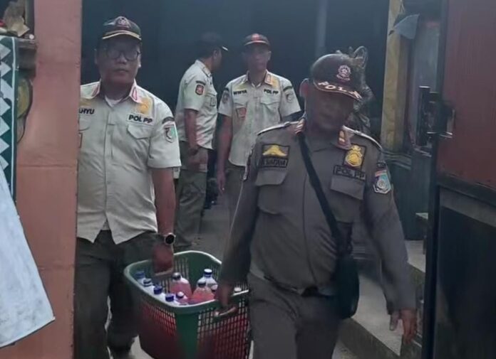 Kafe Ilegal Meluas, Satpol PP Lobar Sita Puluhan Botol dan Jeriken Miras