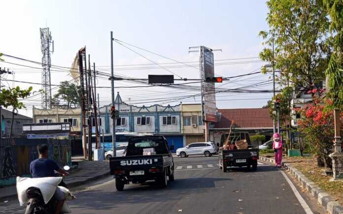 BADUT - Badut kembali beroperasi di Simpang Tiga lampu merah di Jalan Sandubaya Mandalika pada Selasa (20/10/2026).(EKBIS NTB/pan) Badut Jalanan Kembali Beroperasi, Dinsos Mataram Siapkan Skema Pemberdayaan