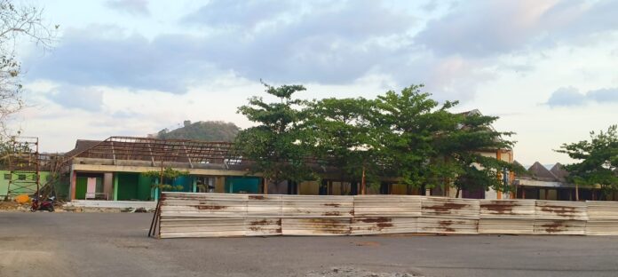 REVITALISASI - Tampak atap dereta ruko di Pasar Tanah Mira Taliwang sudah dibongkar sebagai persiapan dimulainya revitalisasi (EKBISNTB/bug) Revitalisasi Pasar Tanah Mira Tahap II Mulai Dikerjakan