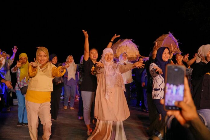HADIR - Wabup Lobar, Hj. Nurul Adha (depan, dua dari kiri) saat hadir pada sebuah event di amphiteater Senggigi, belum lama ini.(EKBIS NTB/ist) Ditata Mirip