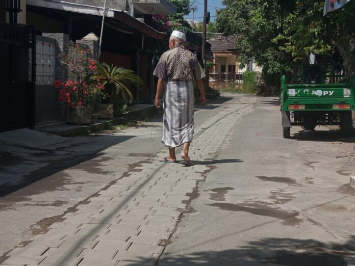 Warga Tanjung Permai Keluhkan Bekas Galian SPALD-T Ditutup Paving Block