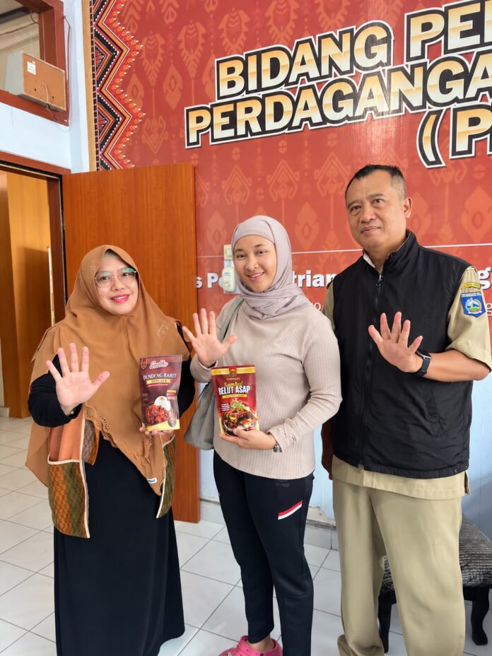 KUNJUNGAN - Kepala Bidang PPLN Disperindag NTB, aryanti (kiri) menerima kunjungan konsultasi UMKM siap ekspor (Ekbis NTB/bul) Tembaga Kuasai 93,5 Persen Nilai Ekspor NTB