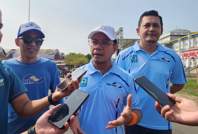 BPR NTB Raih Penghargaan Terinovatif di BIK 2026 PENUTUPAN - Bupati Dompu, Bambang Firdaus, didampingi Direktur Utama BPR NTB, Faisal (kanan) dan H Yudi Januar Weden, Kepala Divisi Bisnis BPR NTB (kiri) pada penutupan BIK 2026. (EKBIS NTB/ist)
