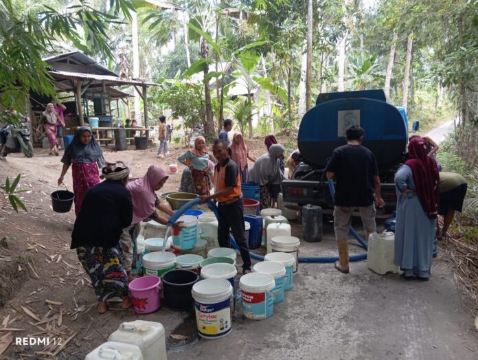 TERDAMPAK KEKERINGAN - Warga Lobar terdampak kekeringan sedang mengambil air. Bencana kekeringan rawan memicu kemiskinan.(EKBIS NTB/ist) Kekeringan di Lobar Rawan Picu Kemiskinan, Pemkab Diminta Antisipasi
