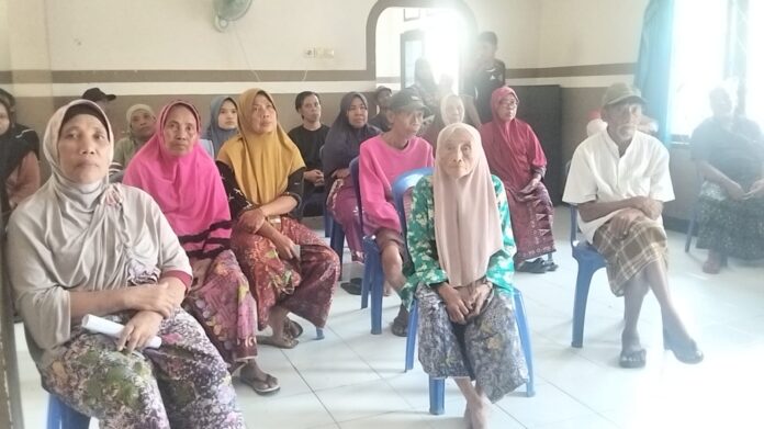DIBERIKAN BANTUAN - Warga miskin di Lombok Barat diberikan bantuan pangan berupa beras. Pemkab Lobar akan membedah anggaran di masing-masing OPD untuk program penanganan kemiskinan.(EKBIS NTB/her) Kemiskinan Turun 0,3 Persen, Pemkab Lobar Bedah Anggaran Penanganan Kemiskinan