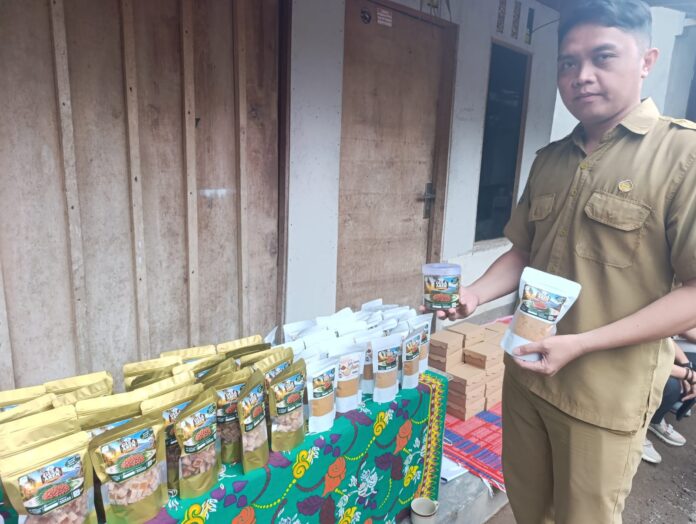 Sekdes Tetebatu Selatan, Ahmad Fauzi menunjukkan hasil olahan gula merah. (EKBIS NTB/ist) Tak Hanya Jadi Desa Wisata, Tetebatu Selatan Juga Punya Gula Aren yang Mendunia