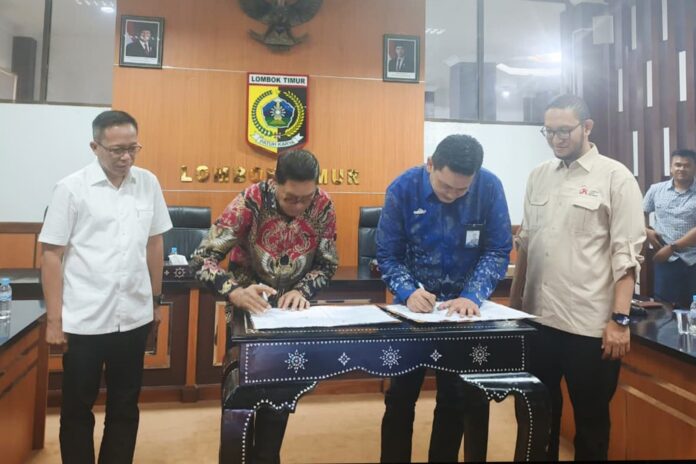 Bupati Lotim H. Haerul Warisin meneken nota kerja sama dengan PT Bank NTB Syariah dengan PT BPR NTB, Jumat (30/10/2026). Bupati Dorong Subsidi Bunga Program Lotim Berkembang Ditingkatkan